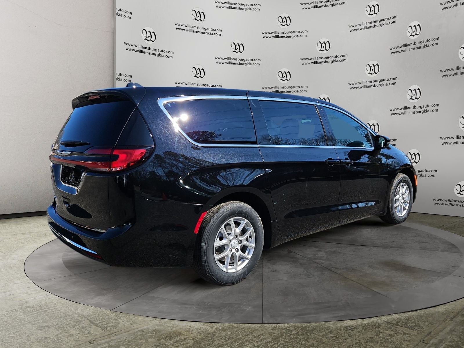 New 2026 Chrysler Pacifica Select - photo - 4
