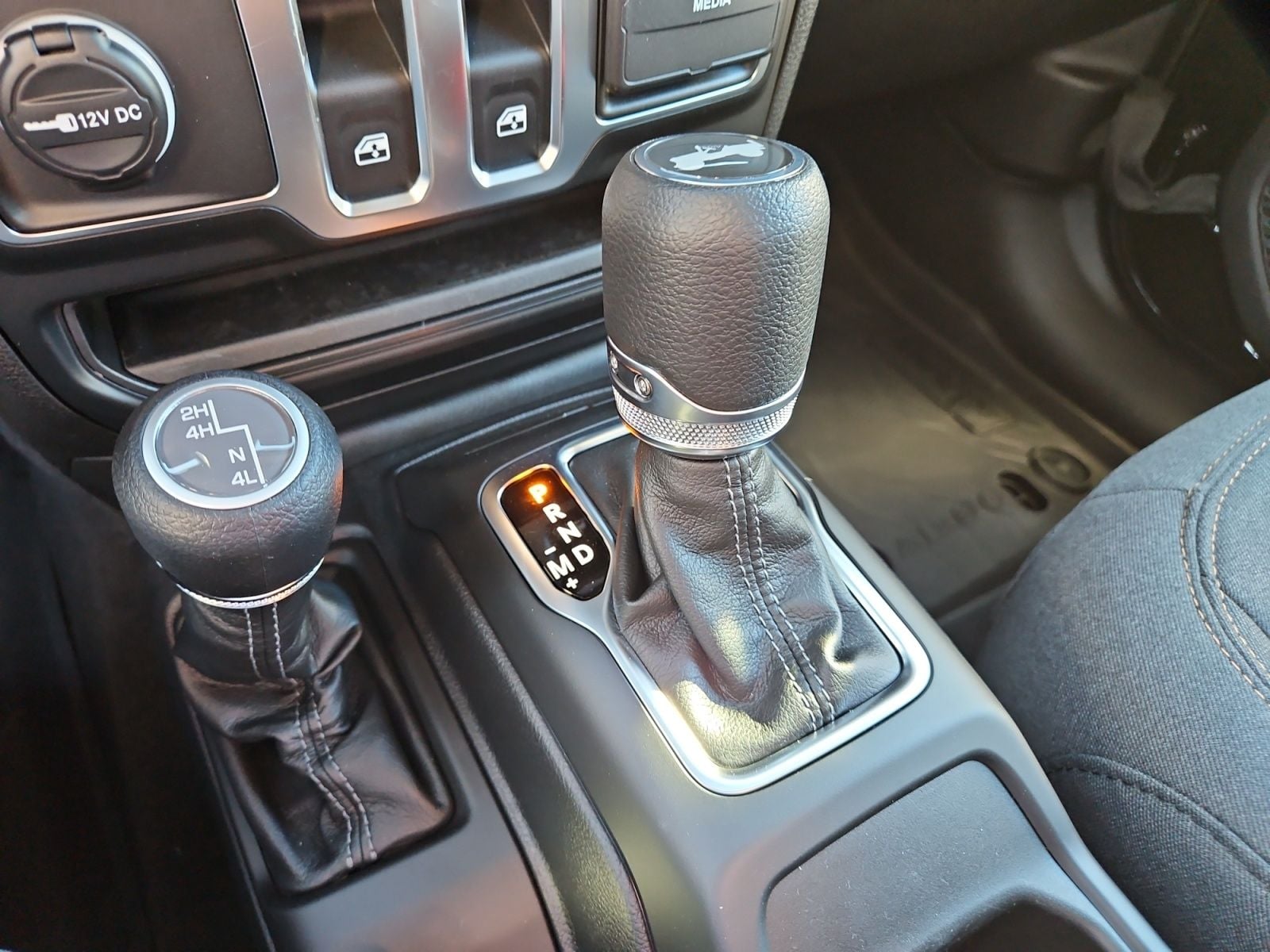 New 2026 Jeep Wrangler Sport S - photo - 24