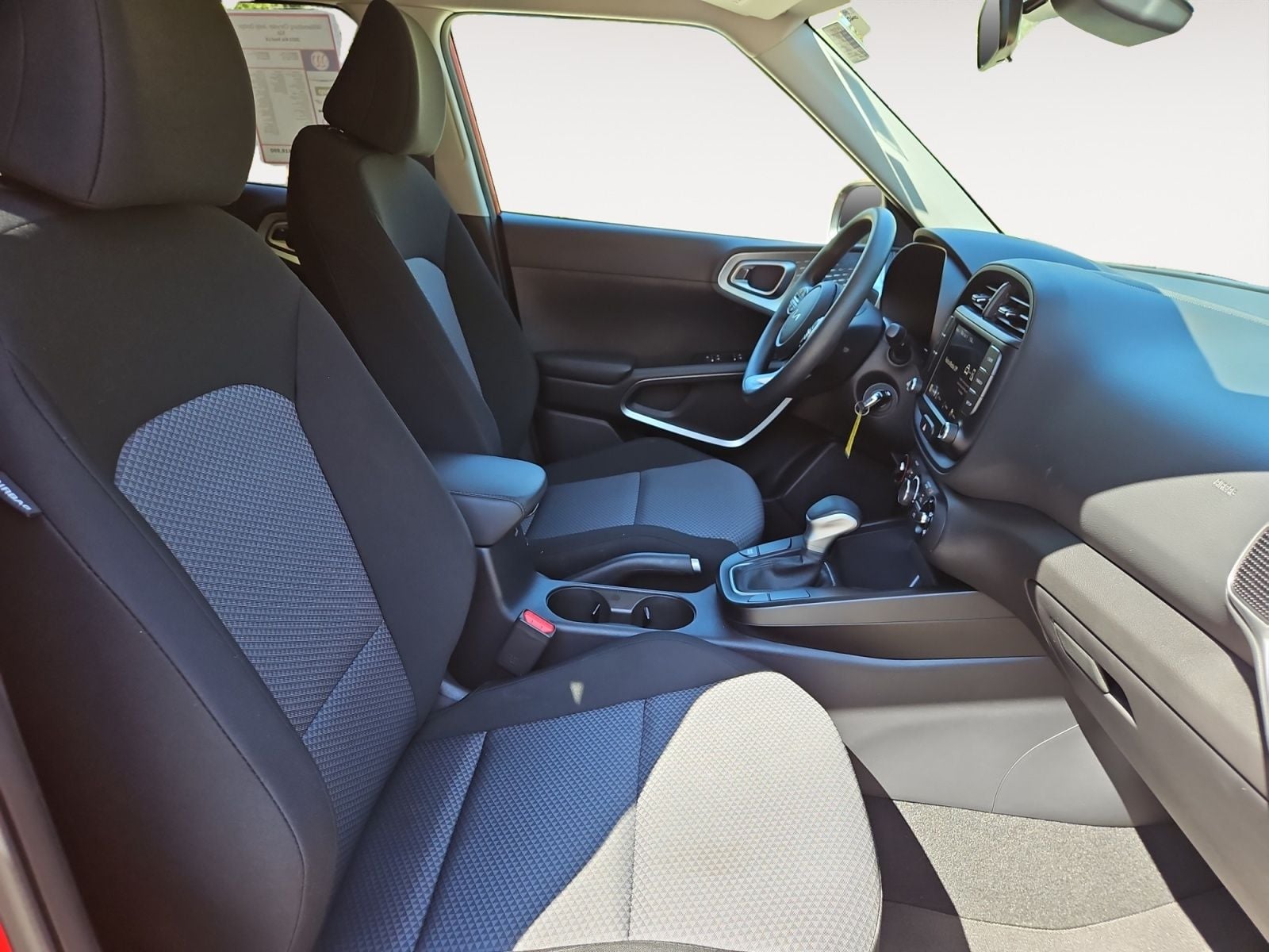 Pre-Owned 2023 Kia Soul LX - photo - 14