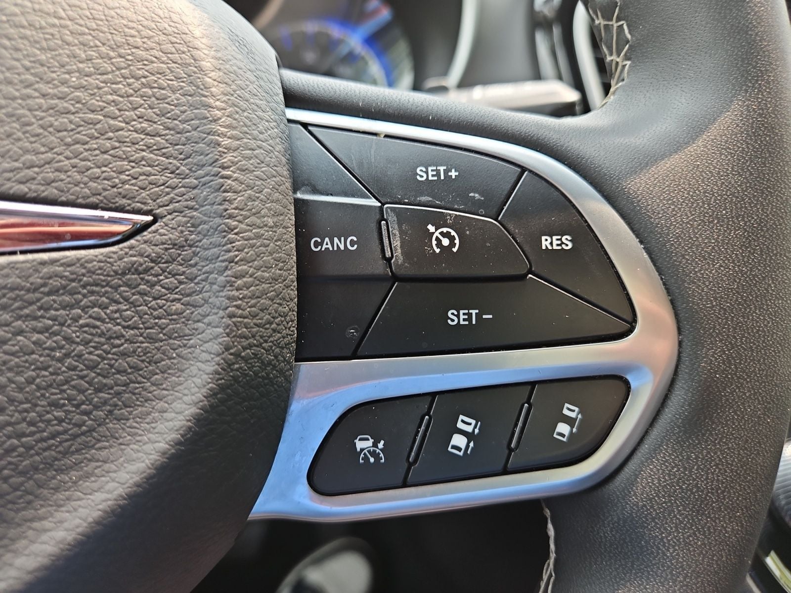 Pre-Owned 2025 Chrysler Pacifica Select - photo - 25