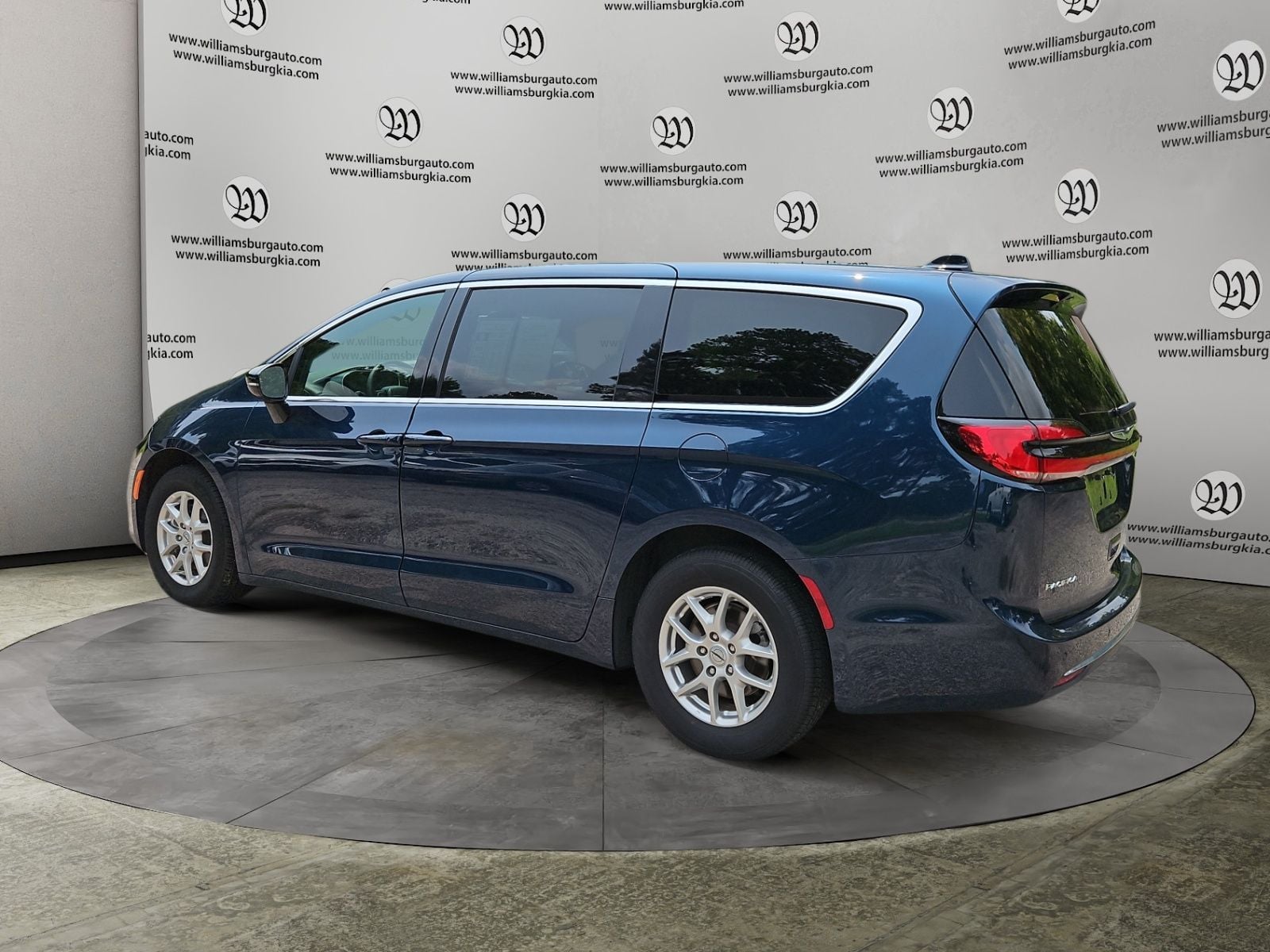 Pre-Owned 2025 Chrysler Pacifica Select - photo - 2