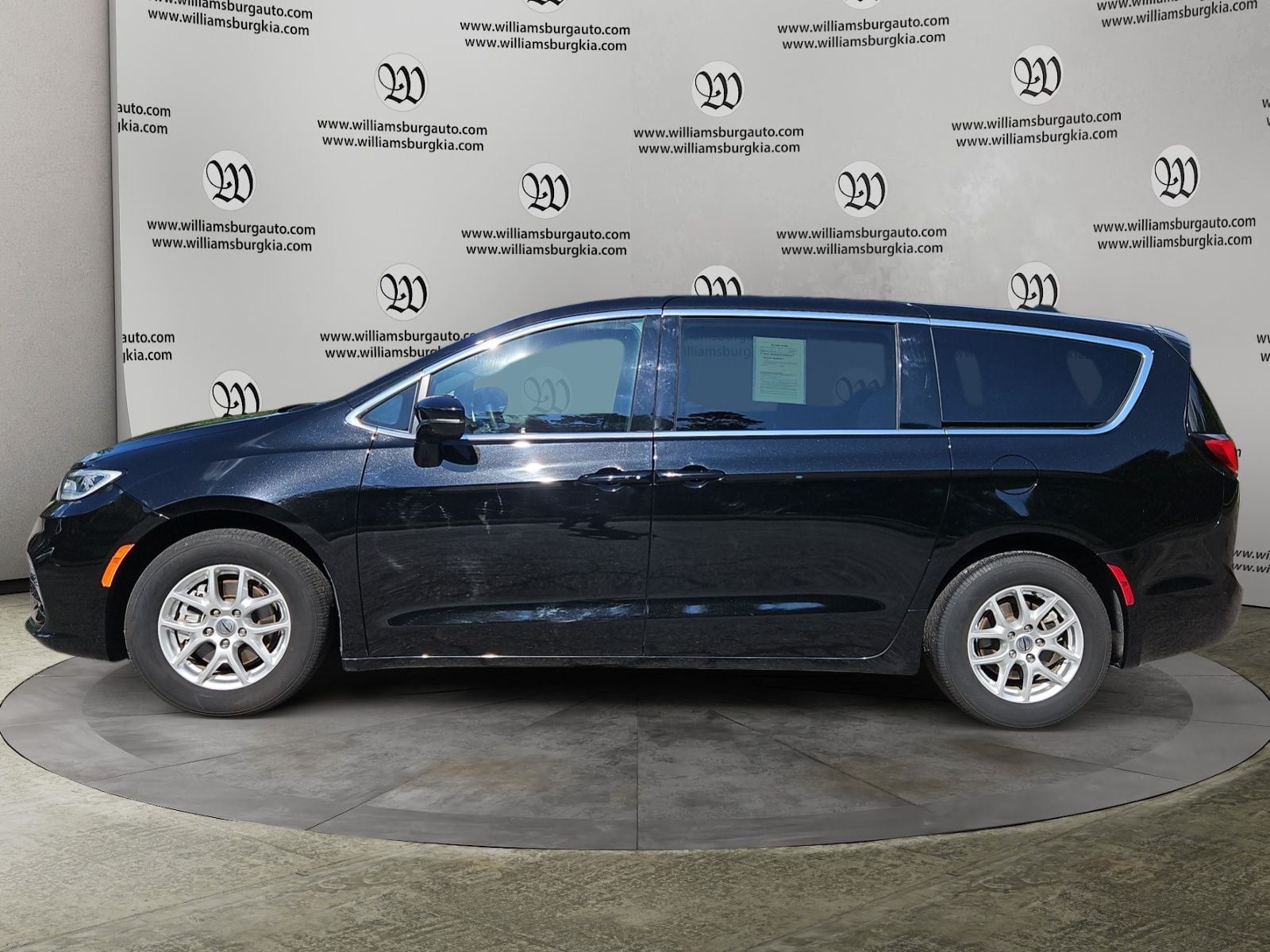 Pre-Owned 2025 Chrysler Pacifica Select - photo - 1