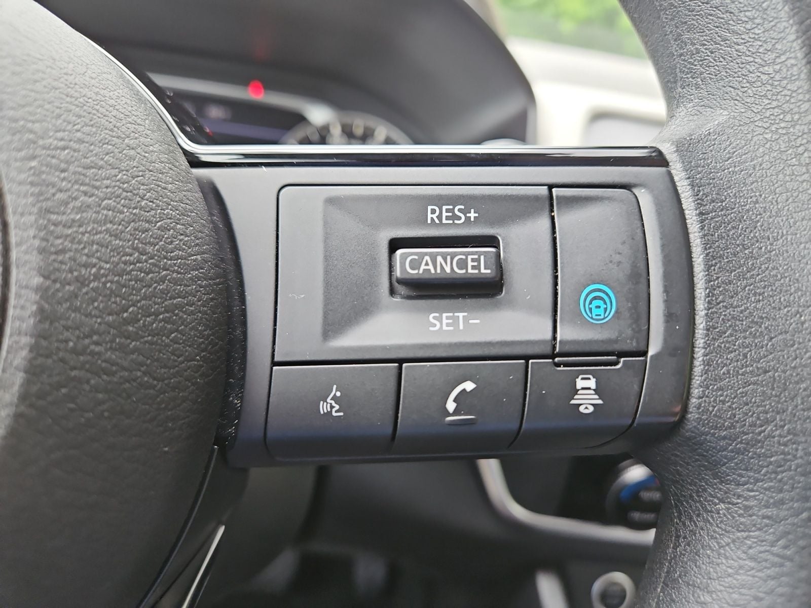 Pre-Owned 2023 Nissan Rogue SV - photo - 25