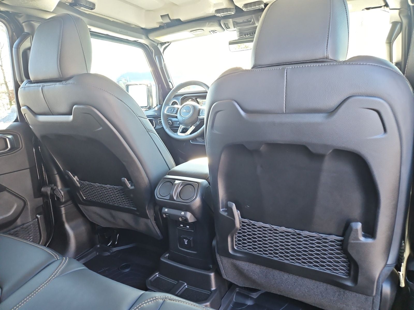 New 2025 Jeep Wrangler Sahara - photo - 17