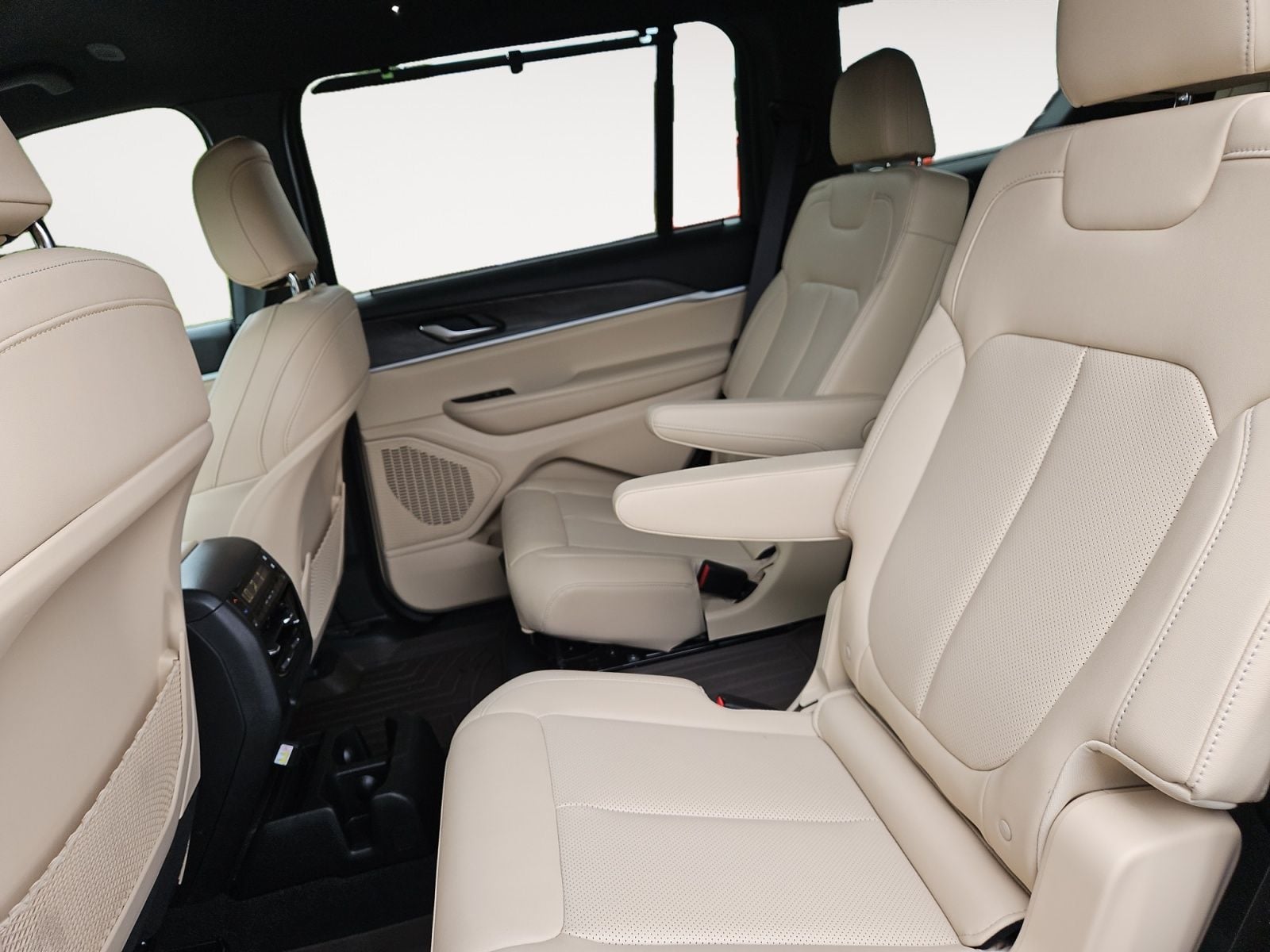Pre-Owned 2023 Jeep Grand Cherokee L Limited - photo - 12