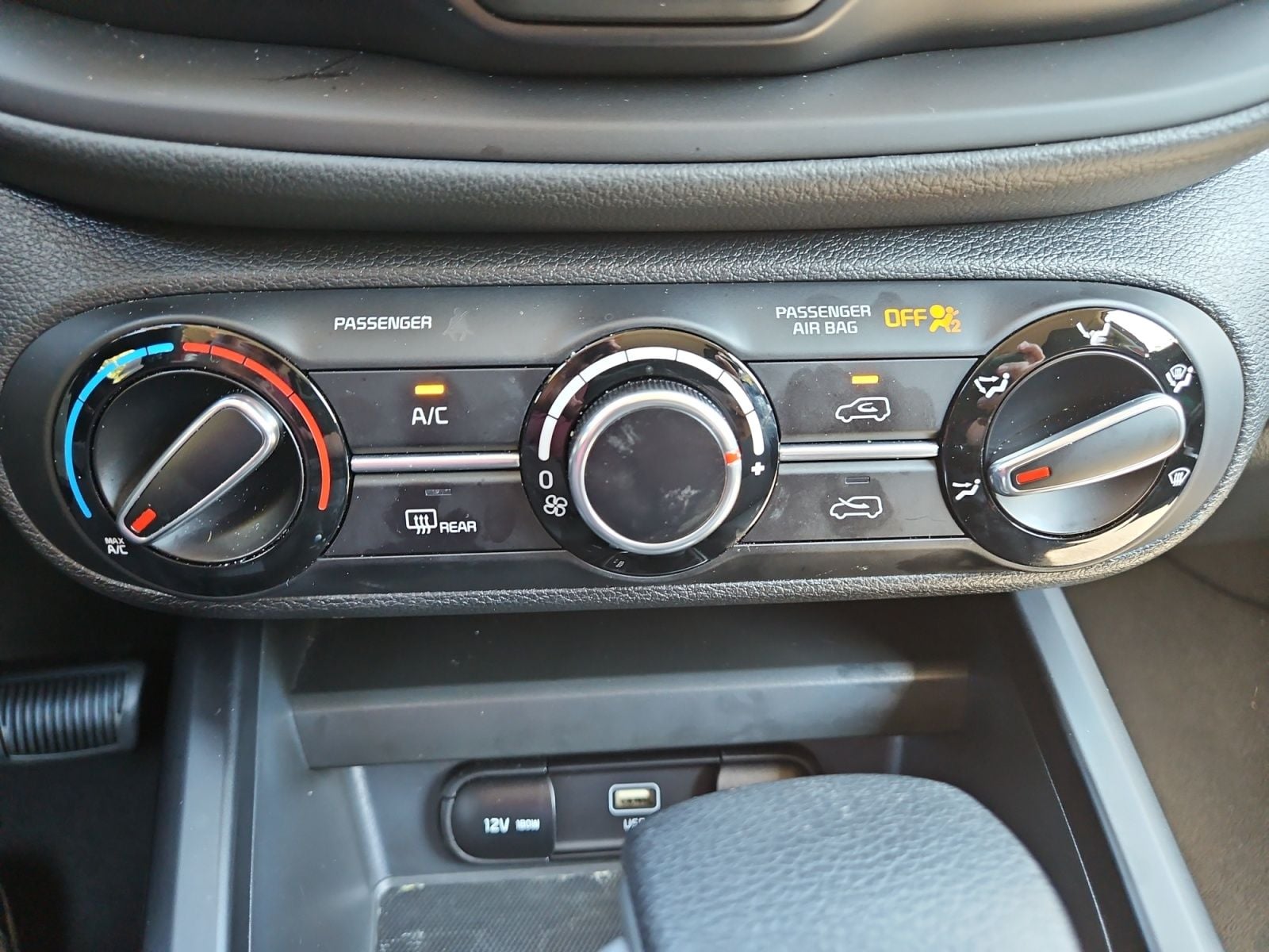 Pre-Owned 2023 Kia Soul LX - photo - 27