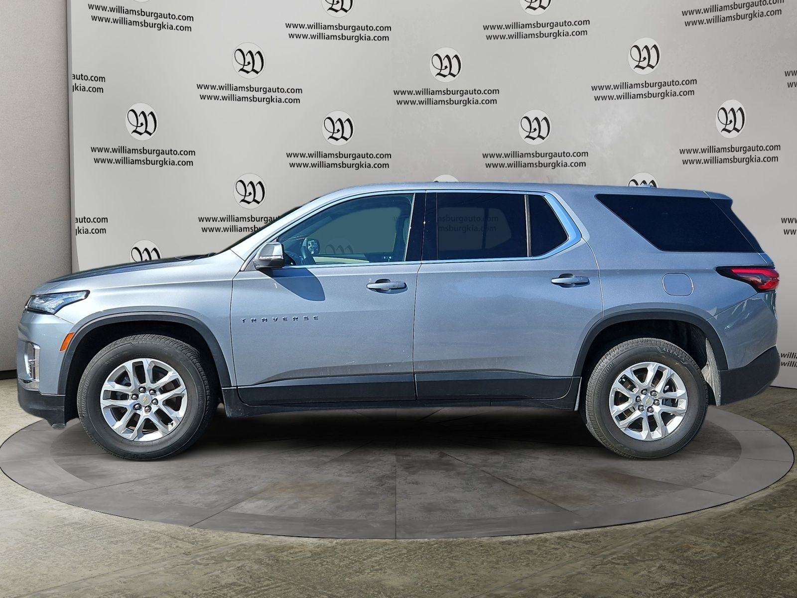 Pre-Owned 2023 Chevrolet Traverse LS - photo - 1
