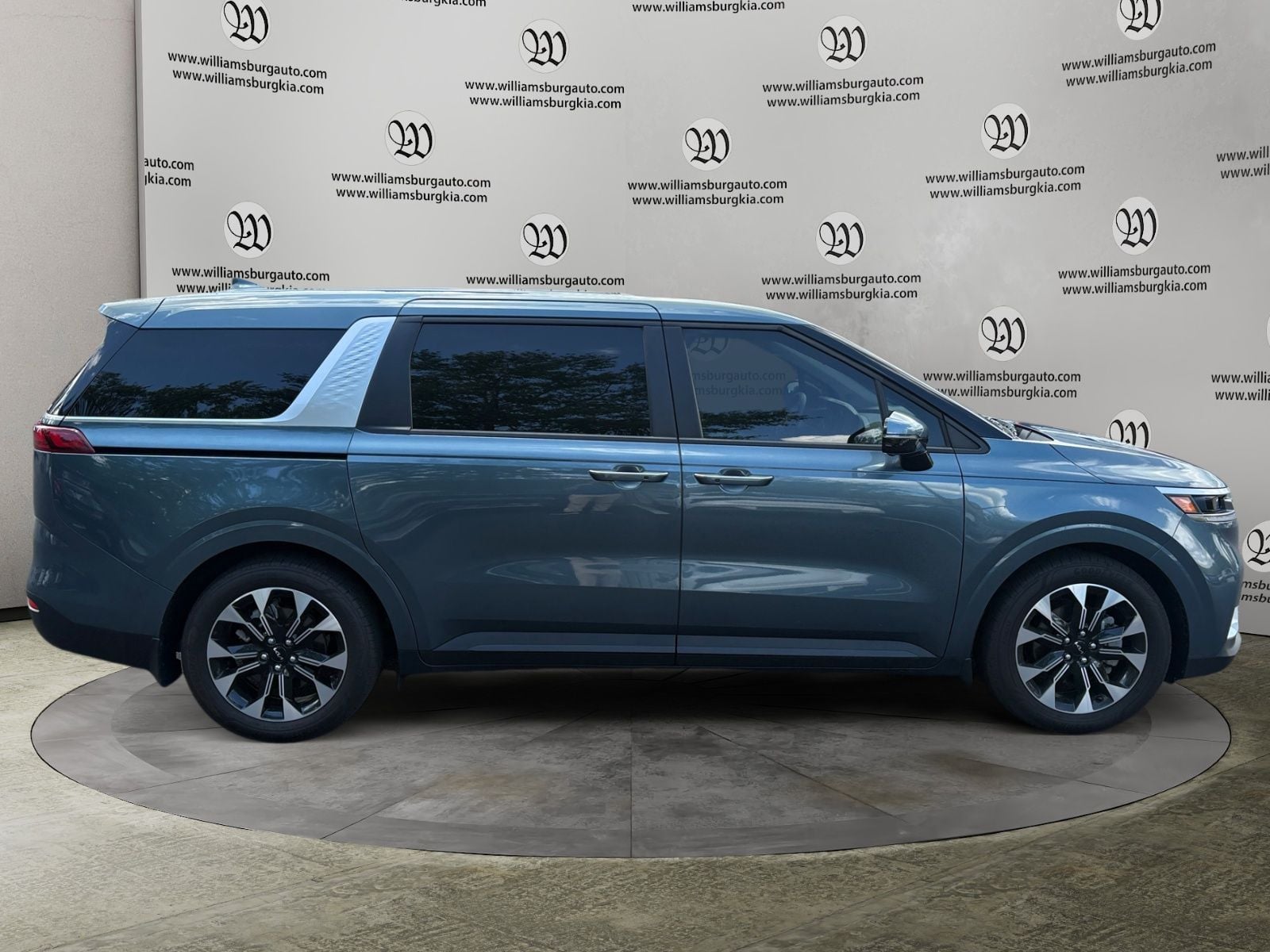 Pre-Owned 2024 Kia Carnival EX - photo - 5