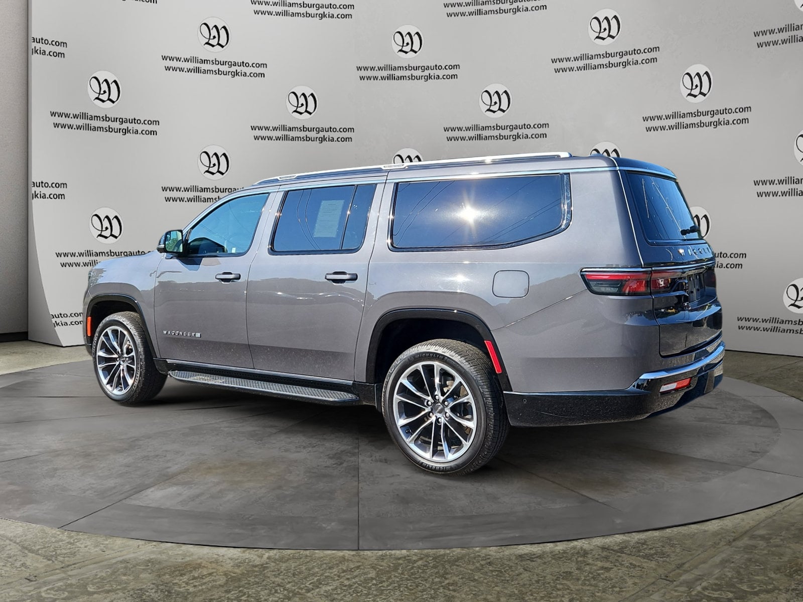 Pre-Owned 2024 Jeep Wagoneer L Series II - photo - 2