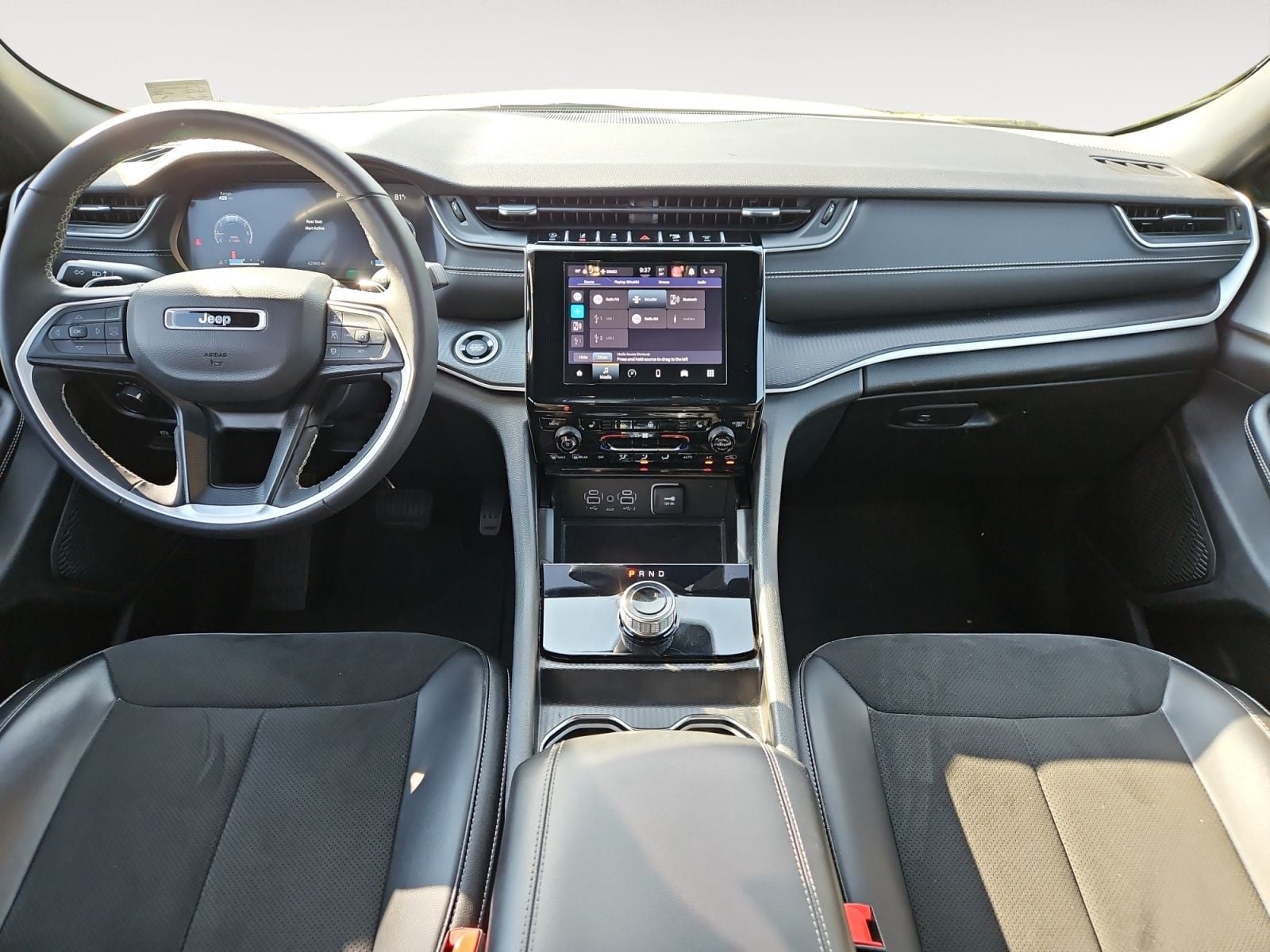 Pre-Owned 2024 Jeep Grand Cherokee Altitude - photo - 9