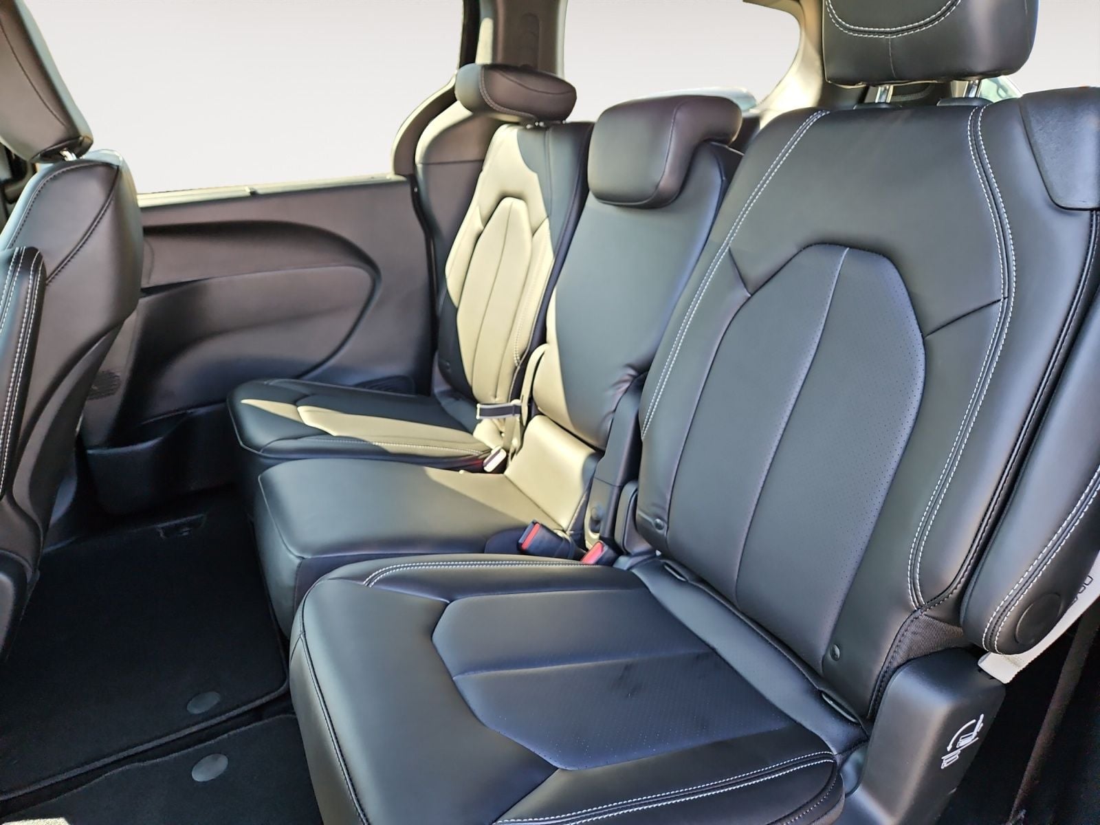 New 2026 Chrysler Pacifica Select - photo - 12