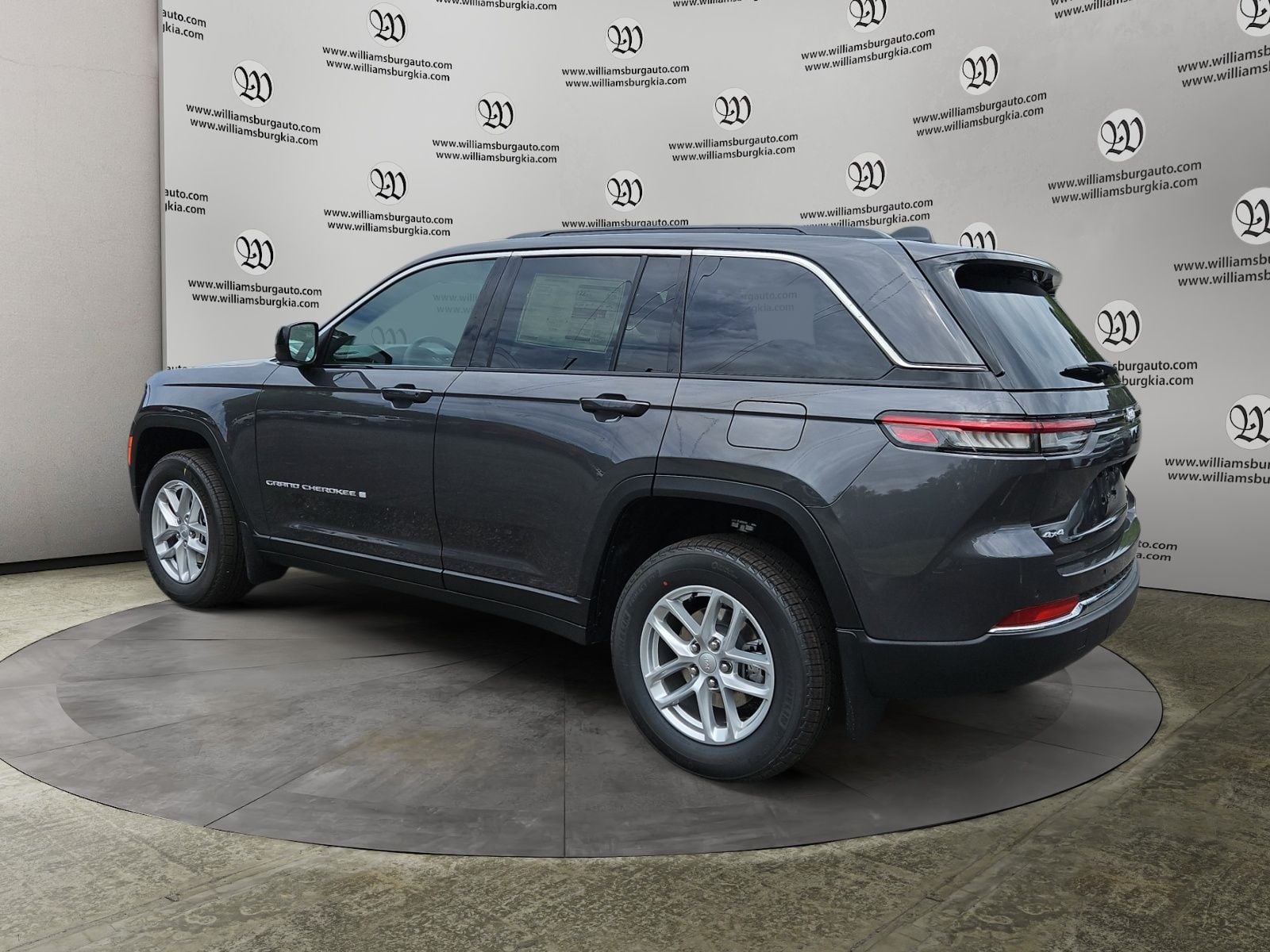 New 2026 Jeep Grand Cherokee Laredo - photo - 2