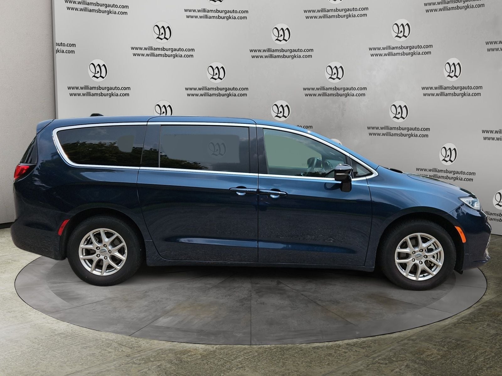 Pre-Owned 2025 Chrysler Pacifica Select - photo - 5