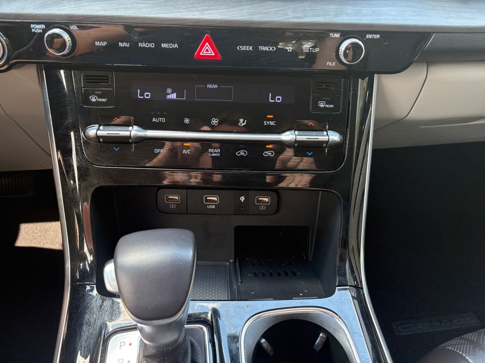 Pre-Owned 2024 Kia Carnival EX - photo - 21
