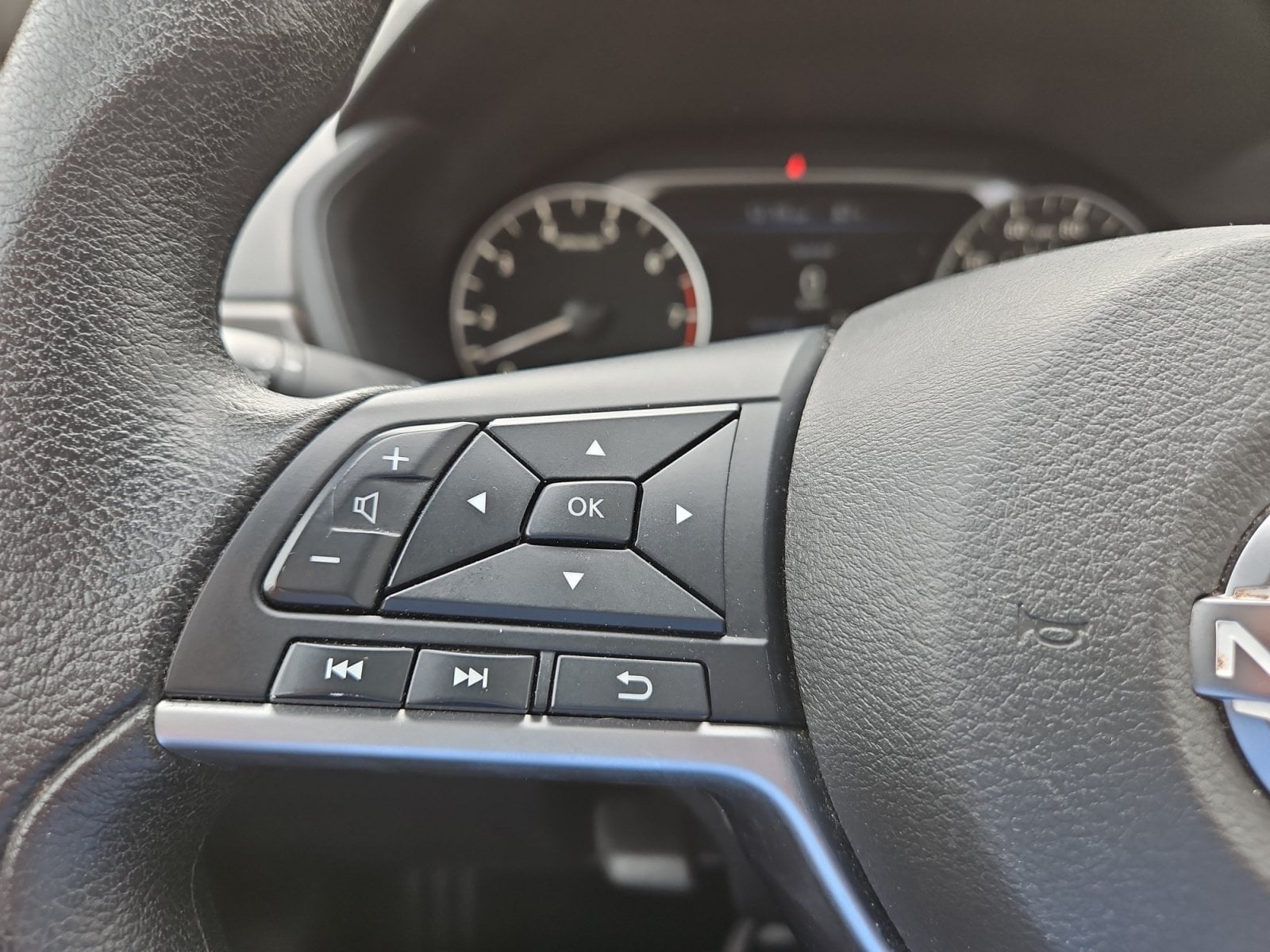 Pre-Owned 2025 Nissan Altima 2.5 SV - photo - 24