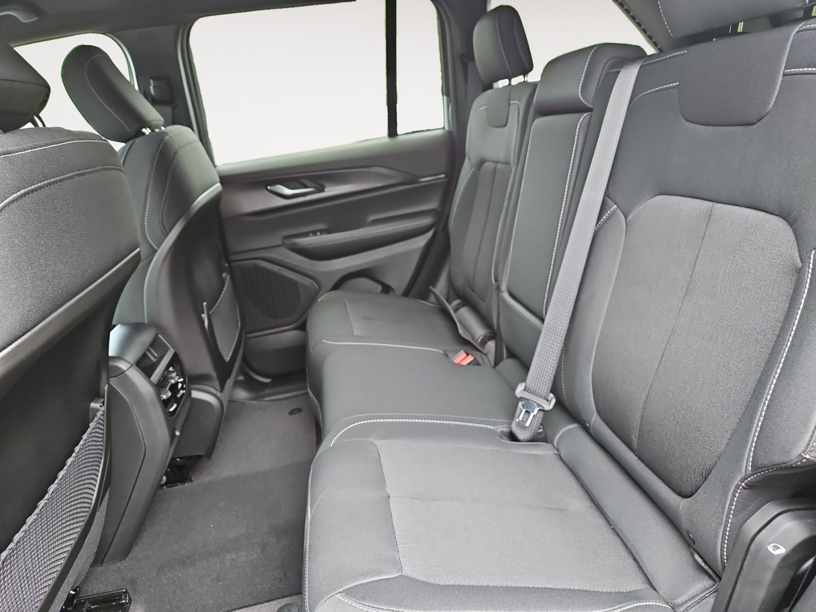 New 2026 Jeep Grand Cherokee Laredo - photo - 12
