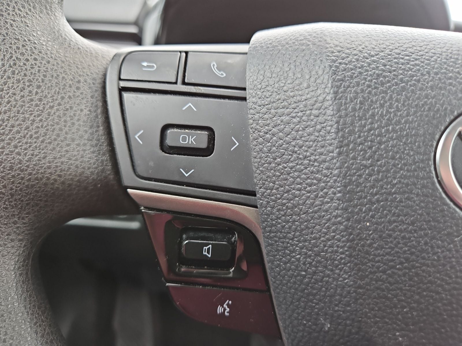 Pre-Owned 2025 Toyota Camry LE - photo - 23