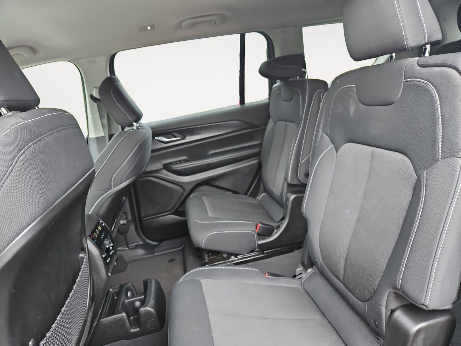 Pre-Owned 2023 Jeep Grand Cherokee L Laredo - photo - 12