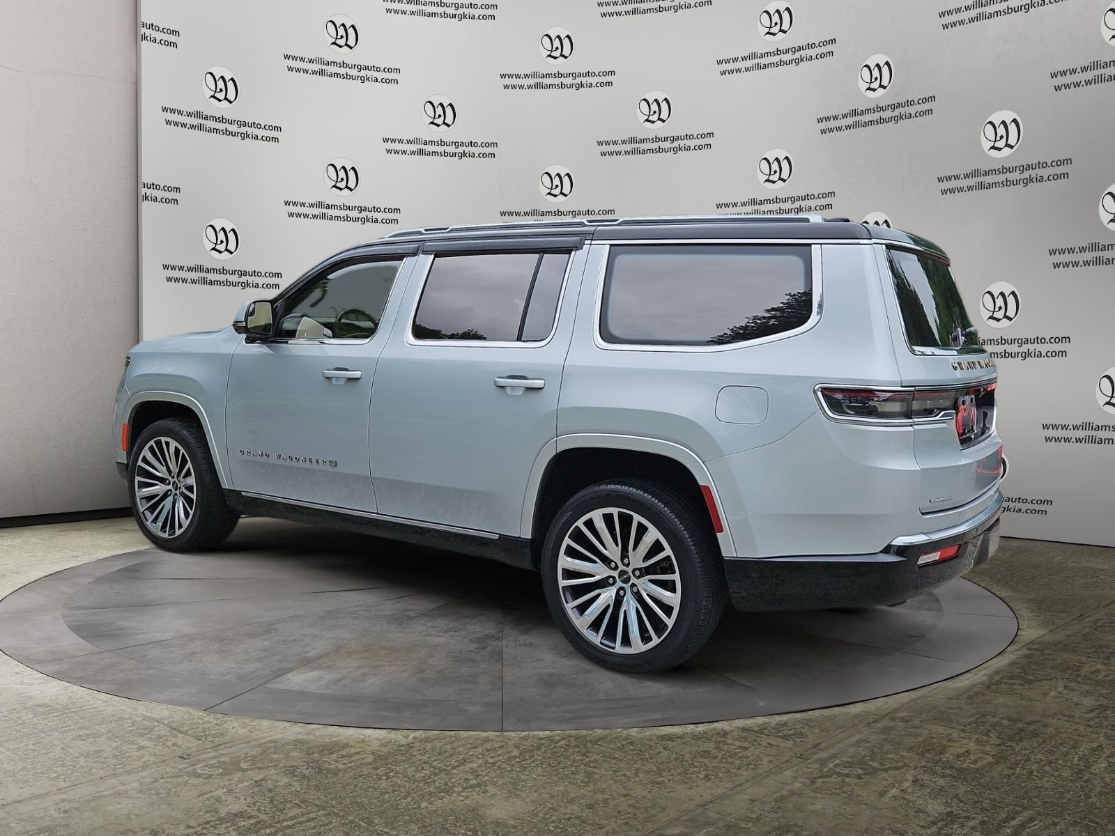 Pre-Owned 2022 Jeep Grand Wagoneer Series III - photo - 2