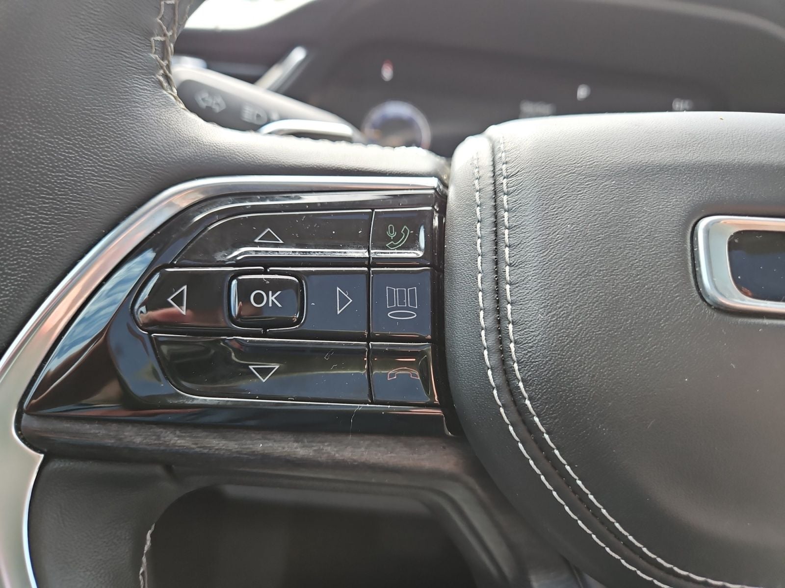 Pre-Owned 2022 Jeep Grand Cherokee Overland - photo - 23