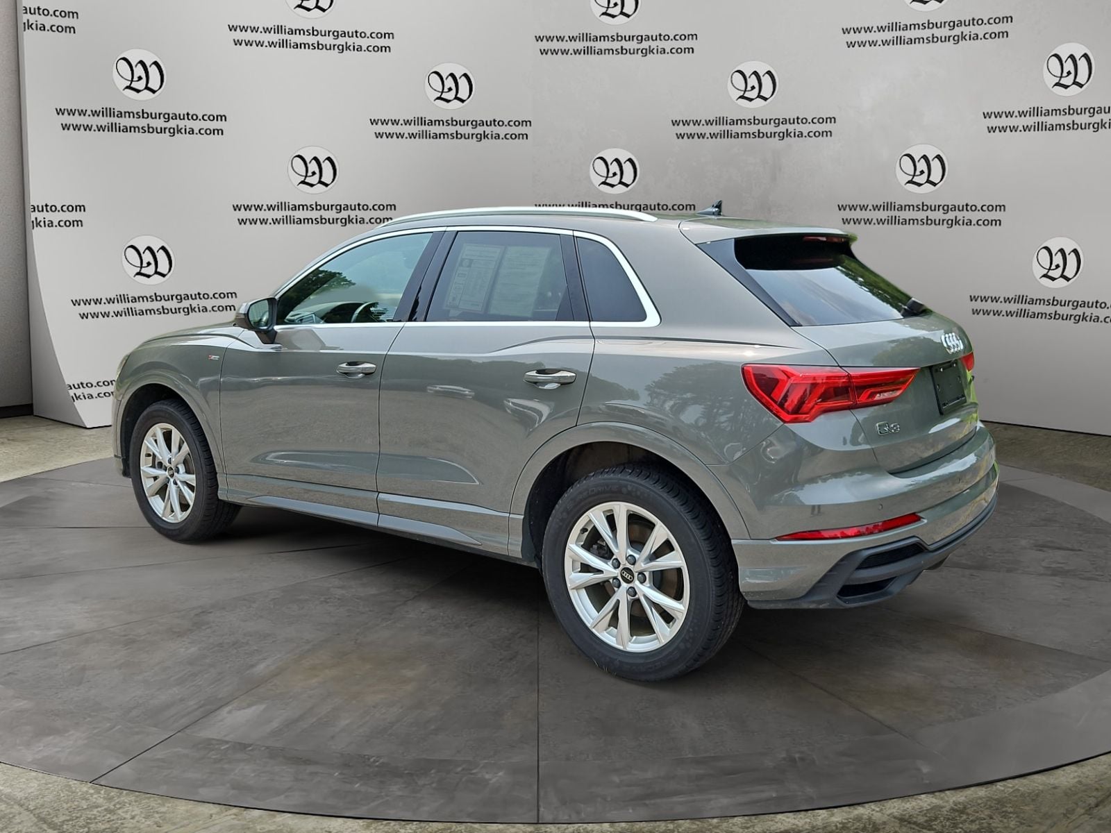 Pre-Owned 2024 Audi Q3 Premium - photo - 2