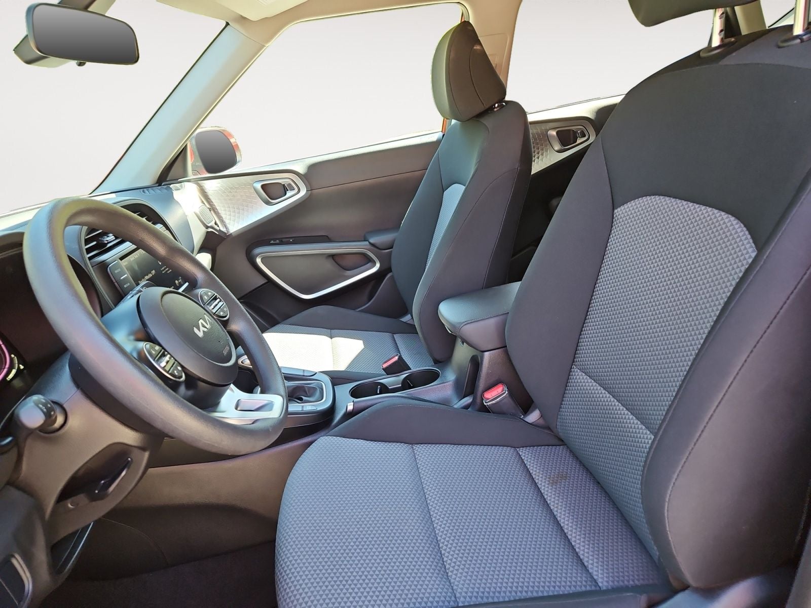 Pre-Owned 2023 Kia Soul LX - photo - 8