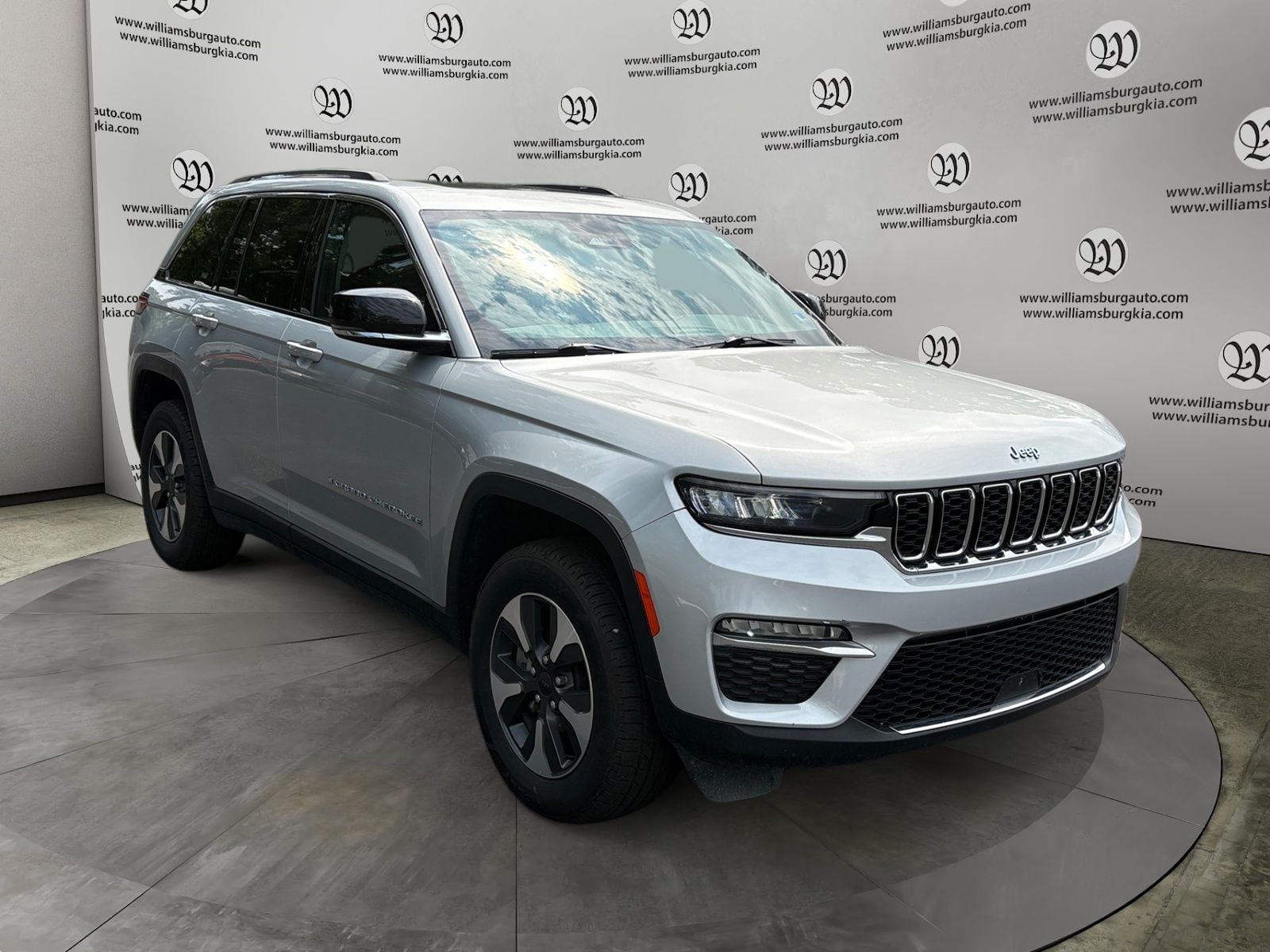 Pre-Owned 2024 Jeep Grand Cherokee 4xe - photo - 6