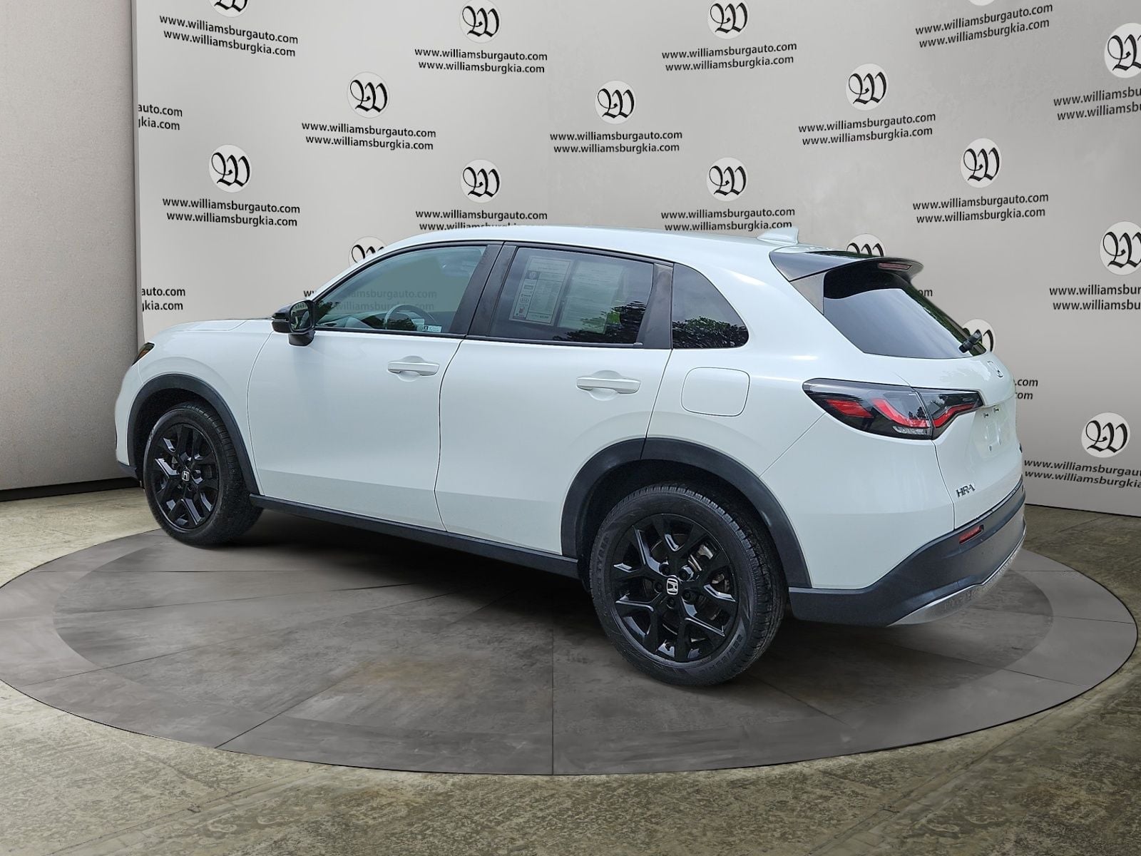 Pre-Owned 2023 Honda HR-V Sport - photo - 2