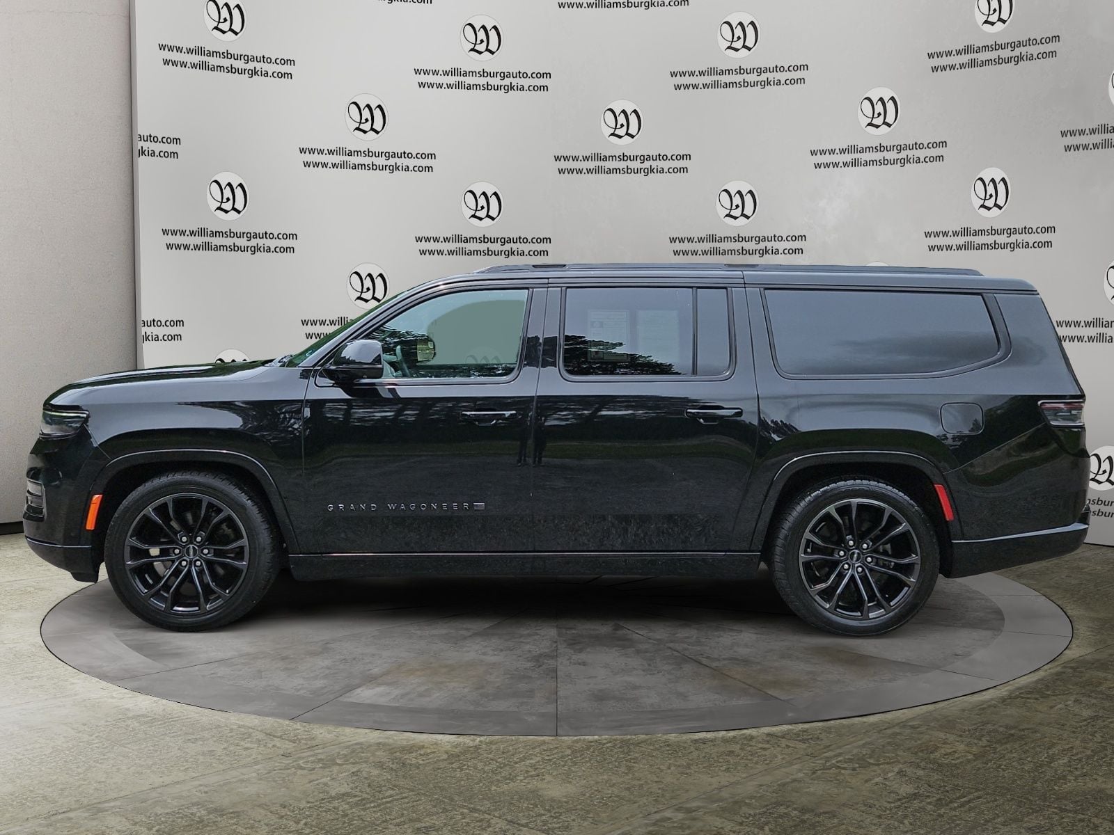 Pre-Owned 2024 Jeep Grand Wagoneer L Series II - photo - 1