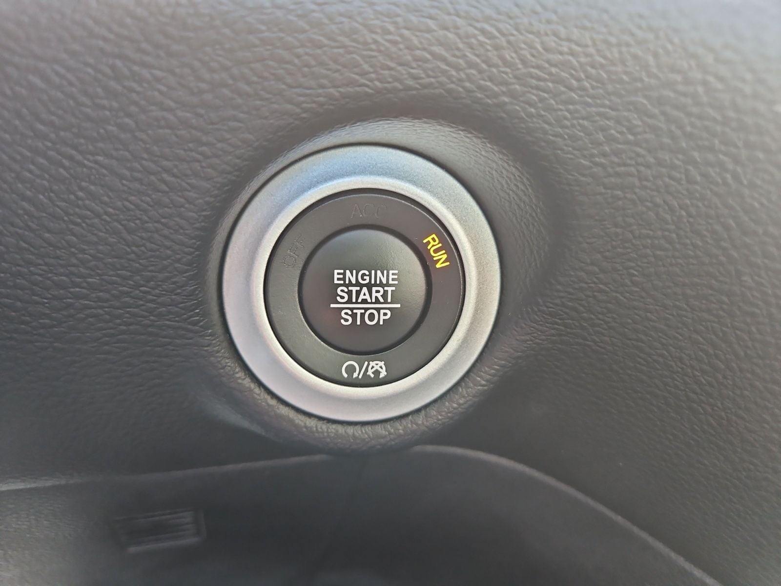 Pre-Owned 2025 Chrysler Pacifica Select - photo - 27