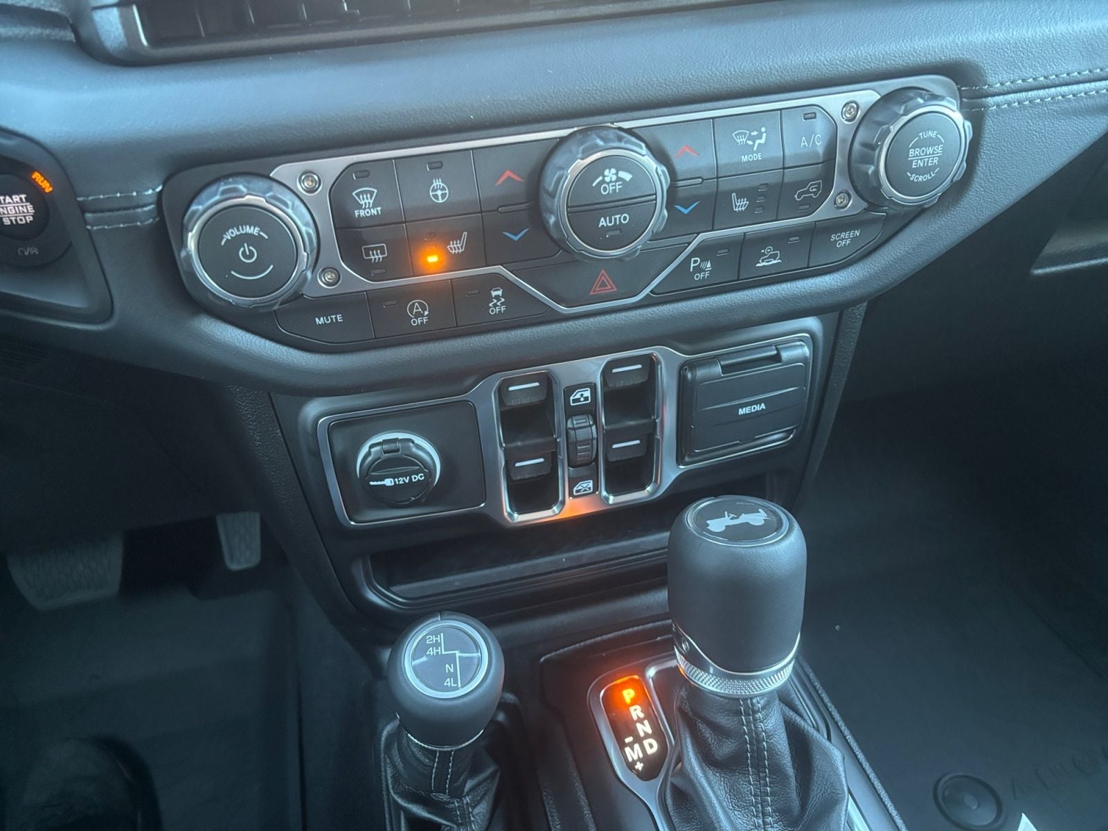 New 2026 Jeep Wrangler Sahara - photo - 26