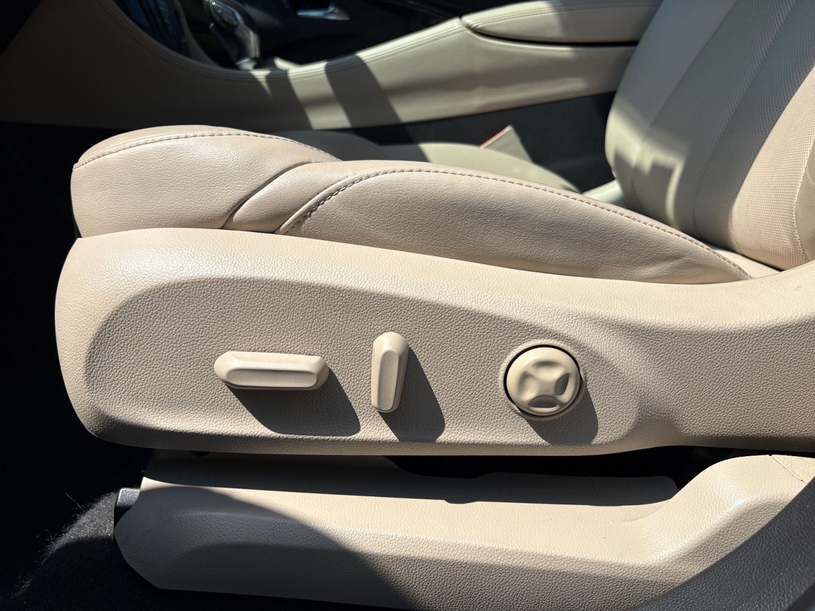 Pre-Owned 2017 Buick Envision Essence - photo - 21