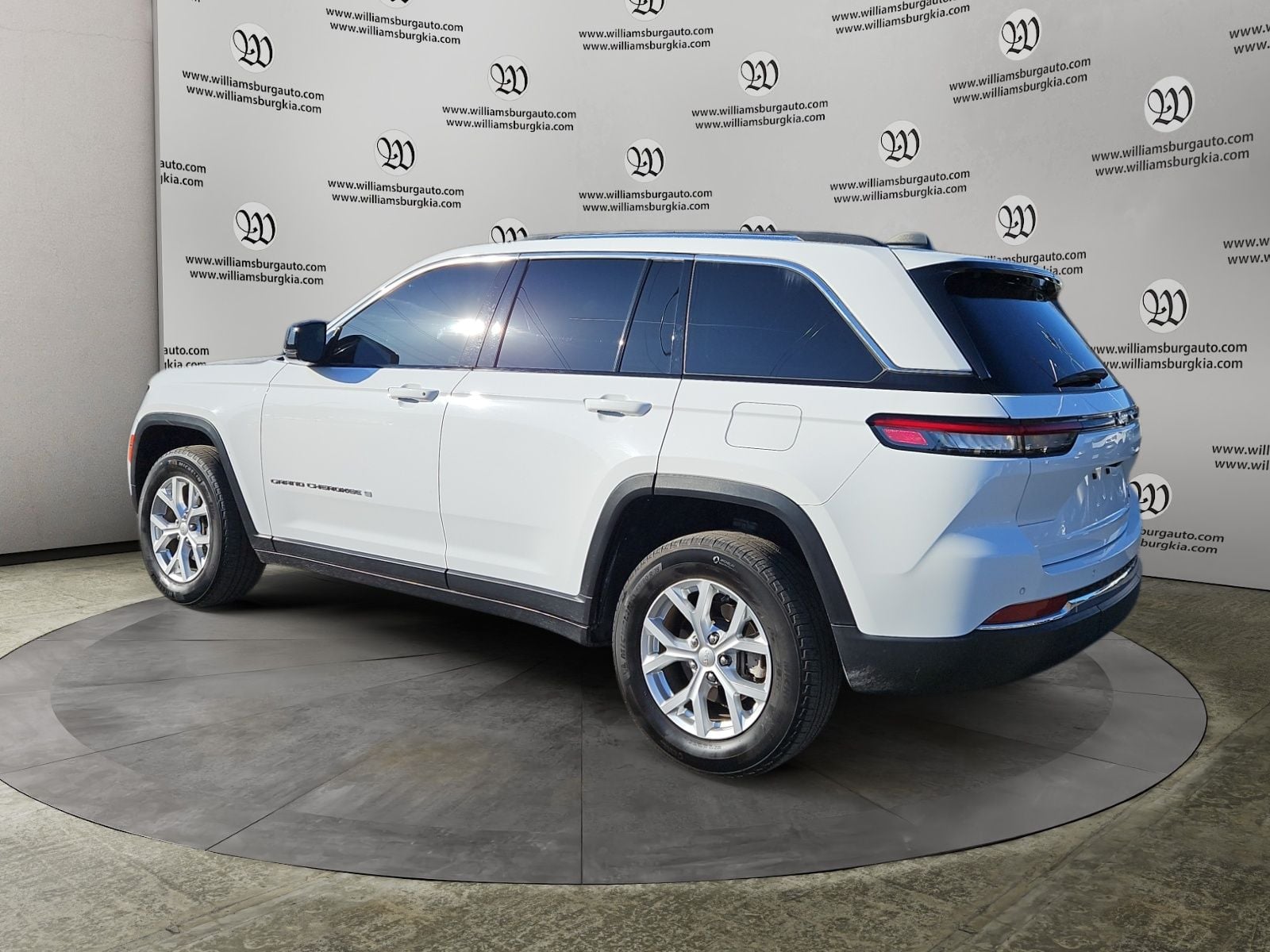 Pre-Owned 2023 Jeep Grand Cherokee Limited - photo - 2