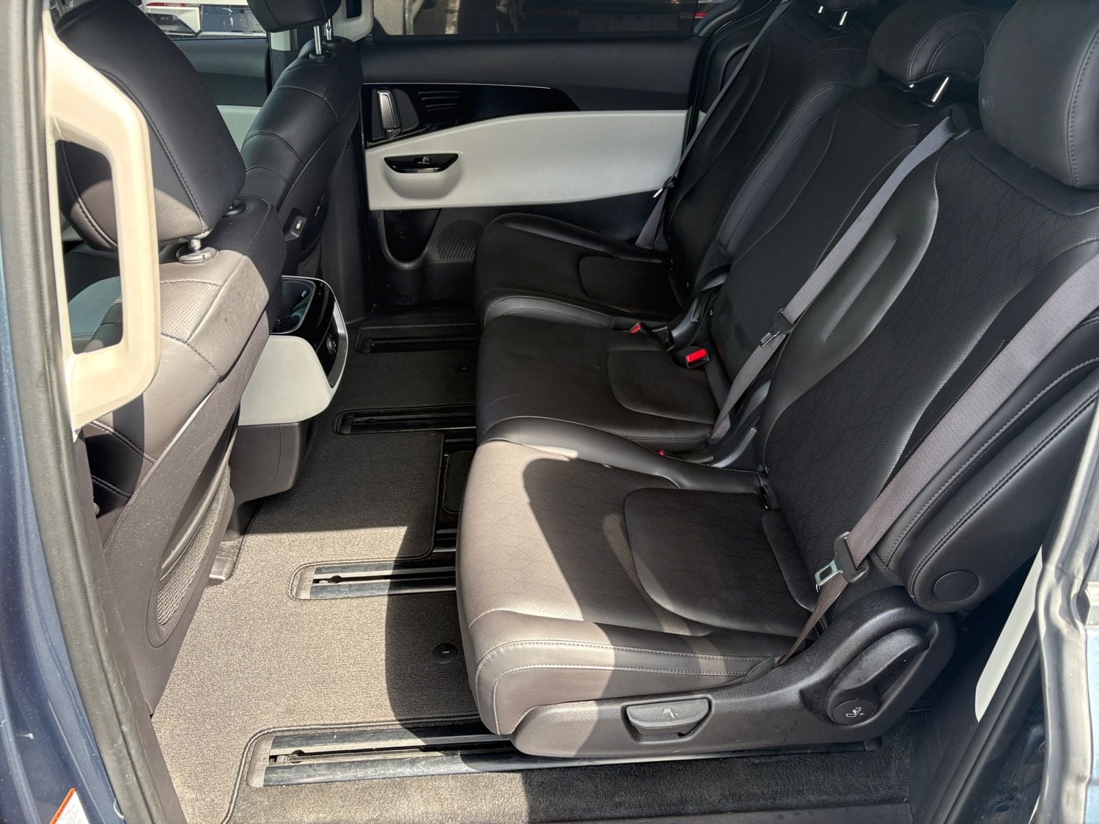Pre-Owned 2024 Kia Carnival EX - photo - 16