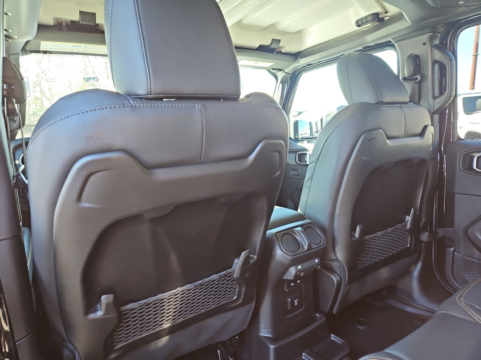 New 2025 Jeep Wrangler Sahara - photo - 19