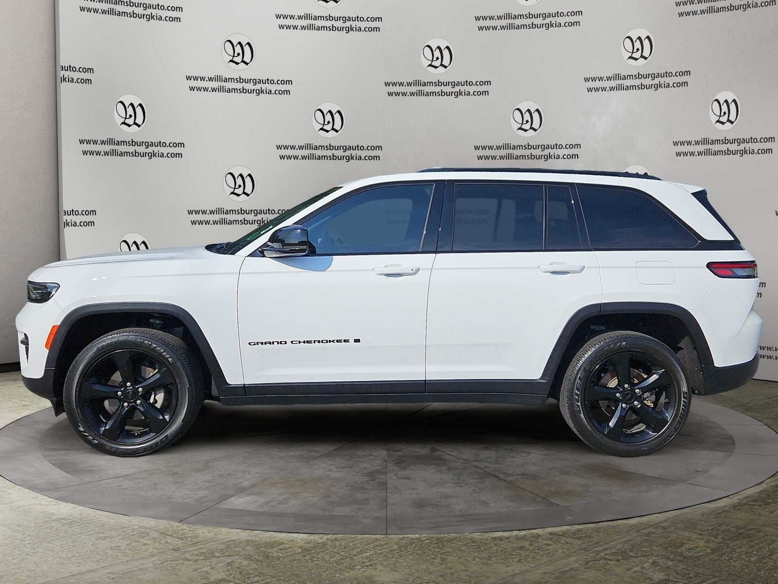 Pre-Owned 2024 Jeep Grand Cherokee Altitude - photo - 1