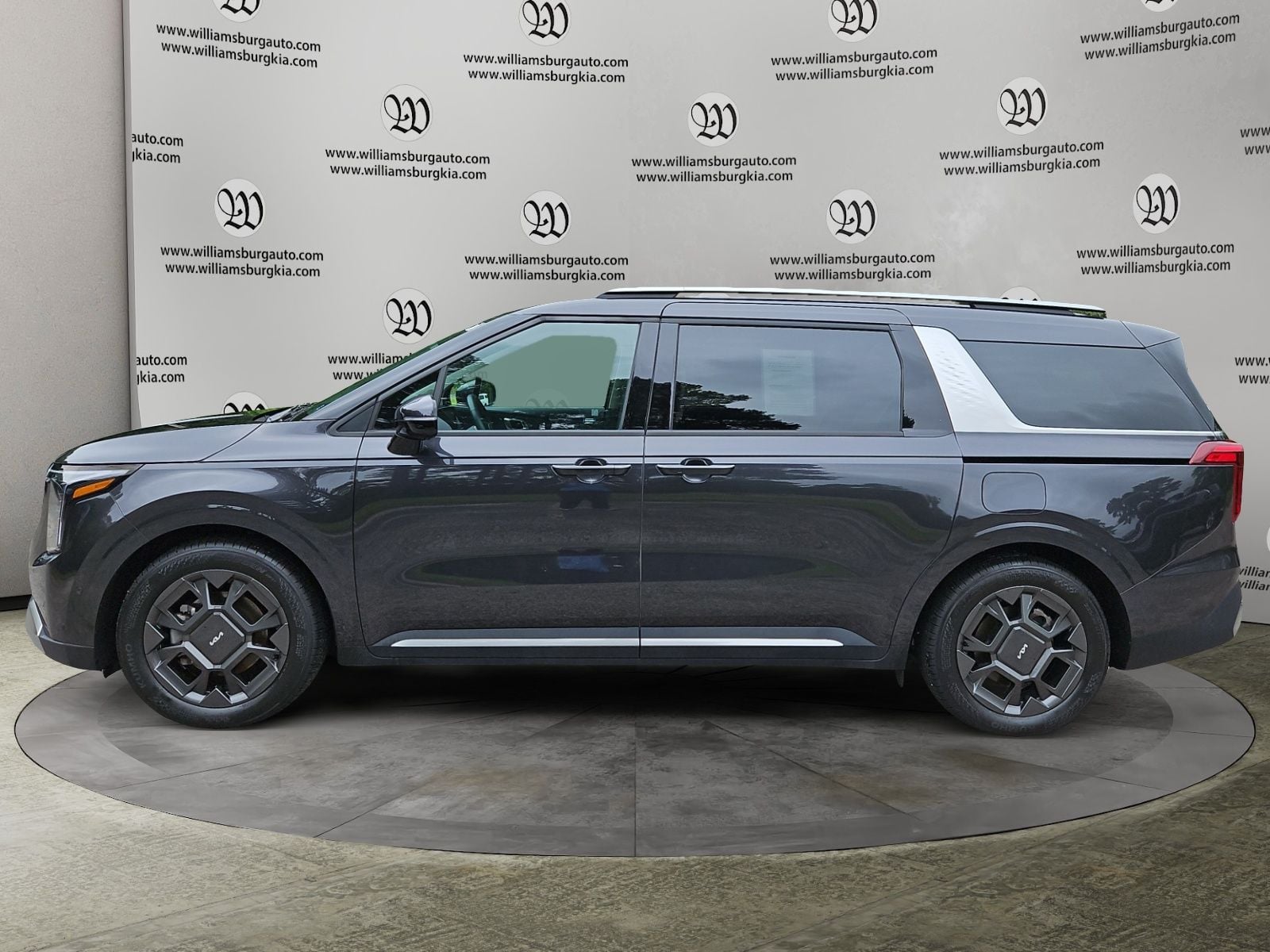 Pre-Owned 2025 Kia Carnival SX - photo - 1