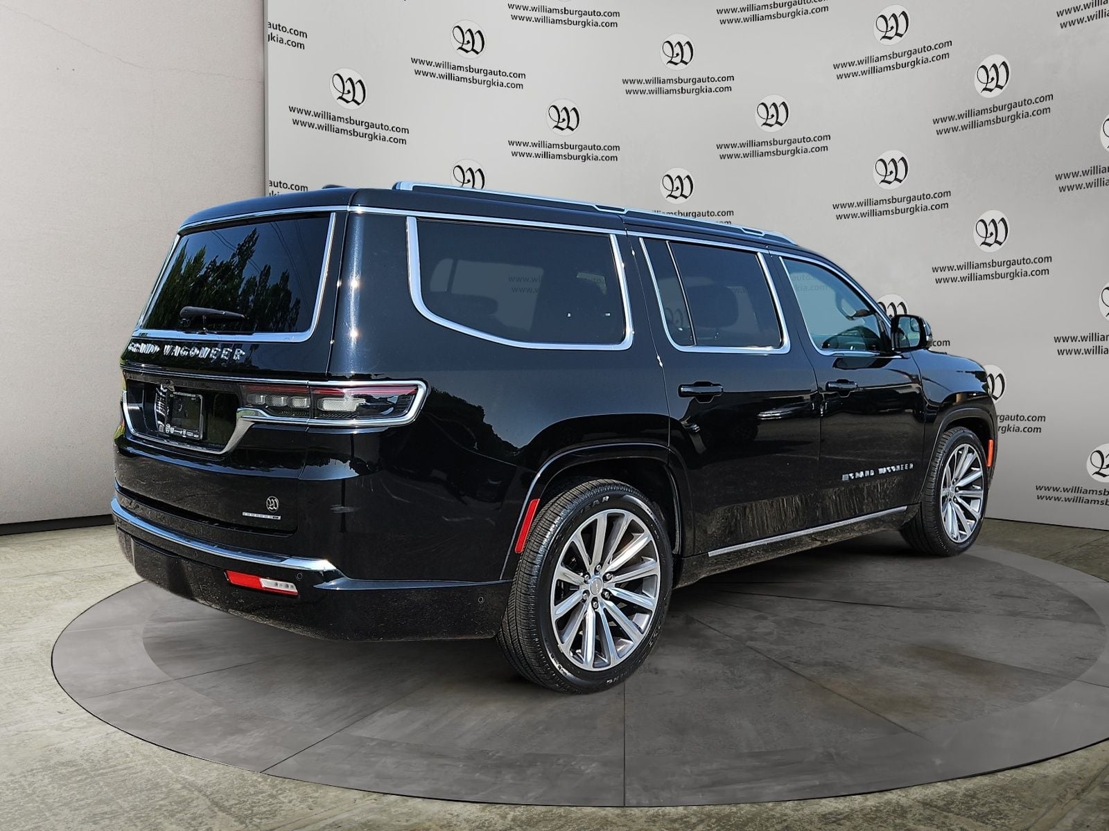 Pre-Owned 2022 Jeep Grand Wagoneer Series II - photo - 4