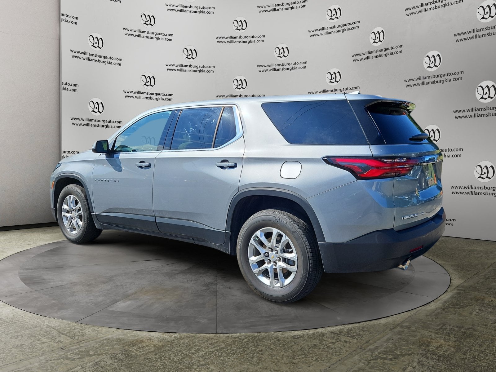 Pre-Owned 2023 Chevrolet Traverse LS - photo - 2