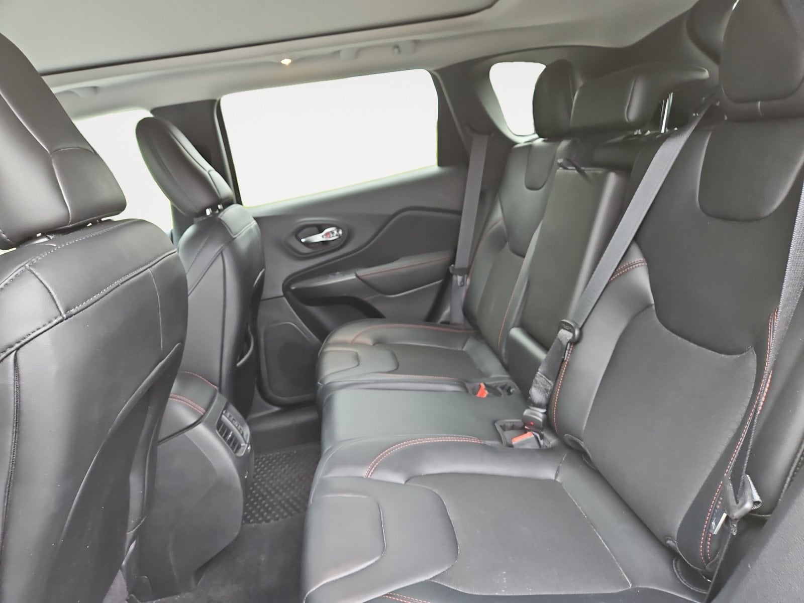 Pre-Owned 2022 Jeep Cherokee Trailhawk - photo - 12