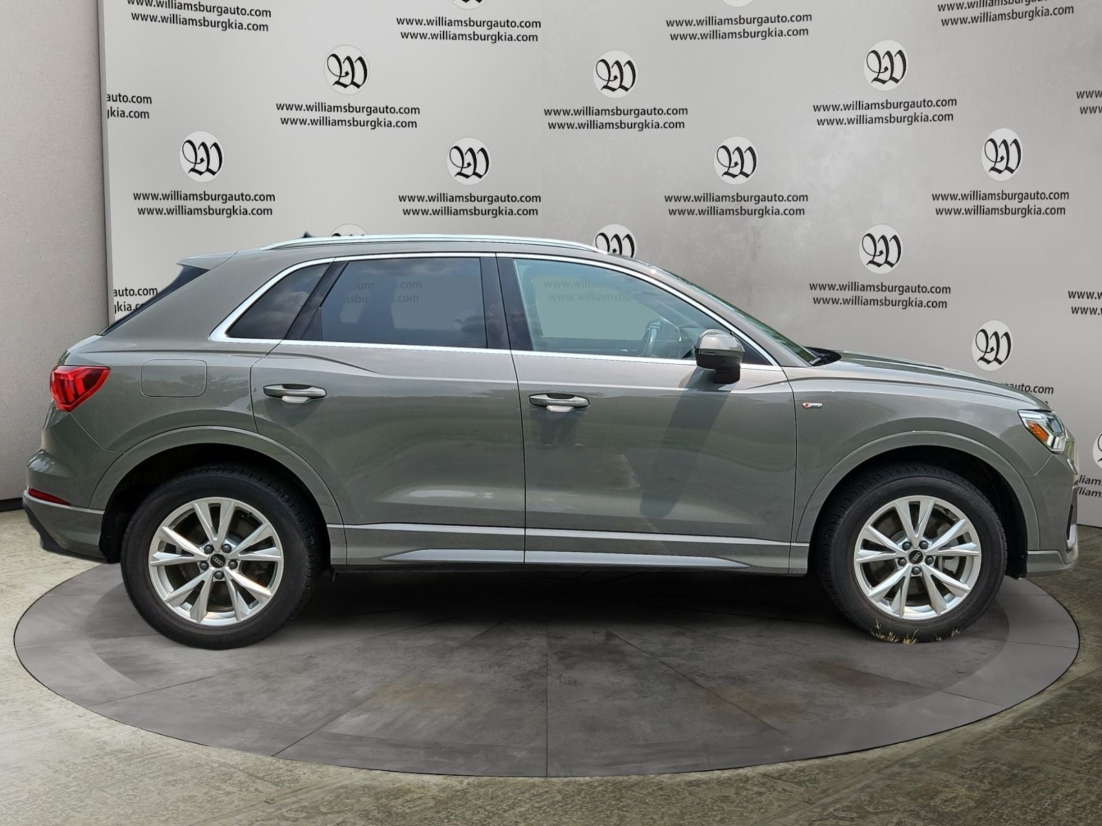 Pre-Owned 2024 Audi Q3 Premium - photo - 5