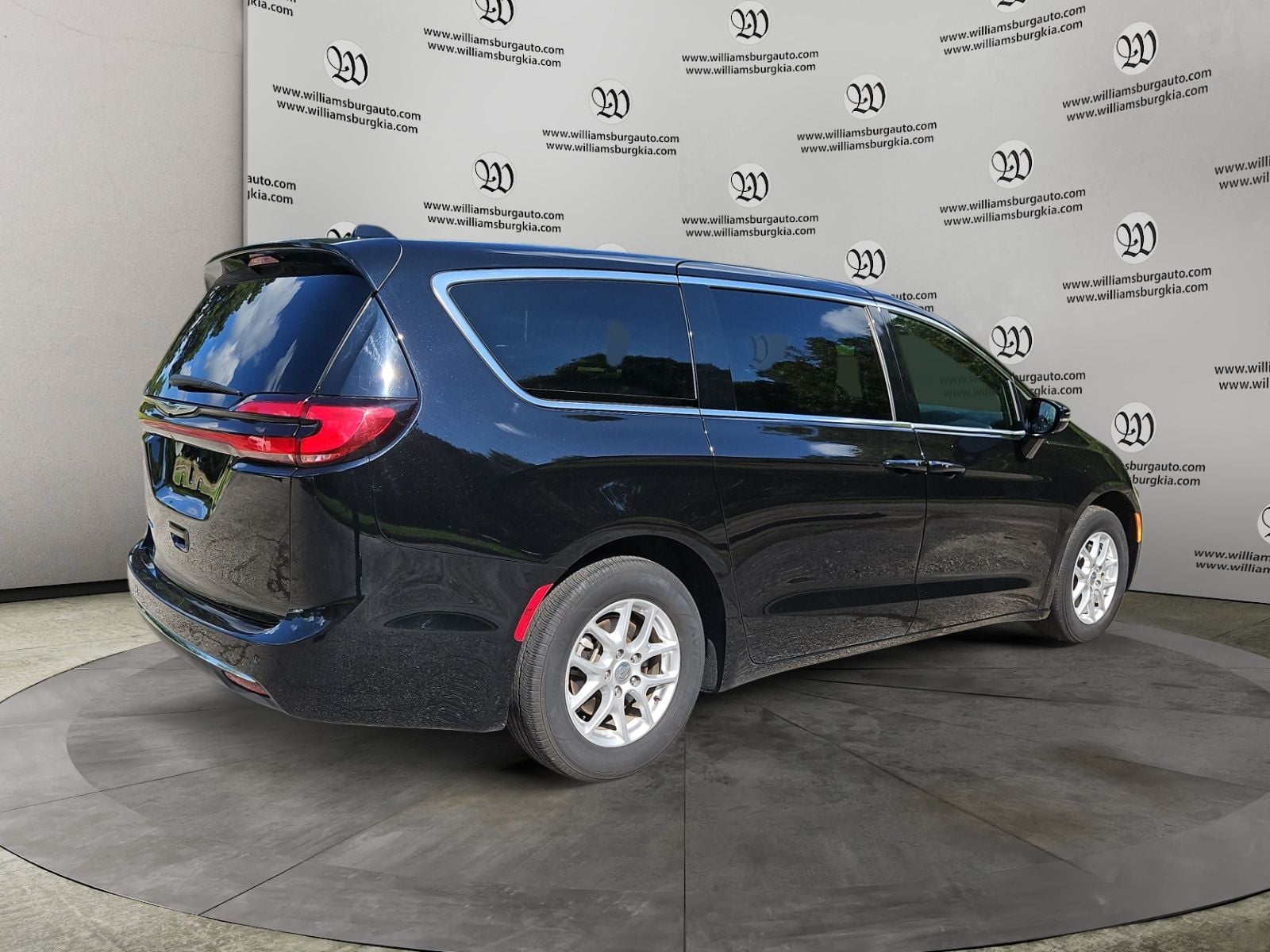 2025 Chrysler Pacifica Select Photo in Williamsburg VA 23185