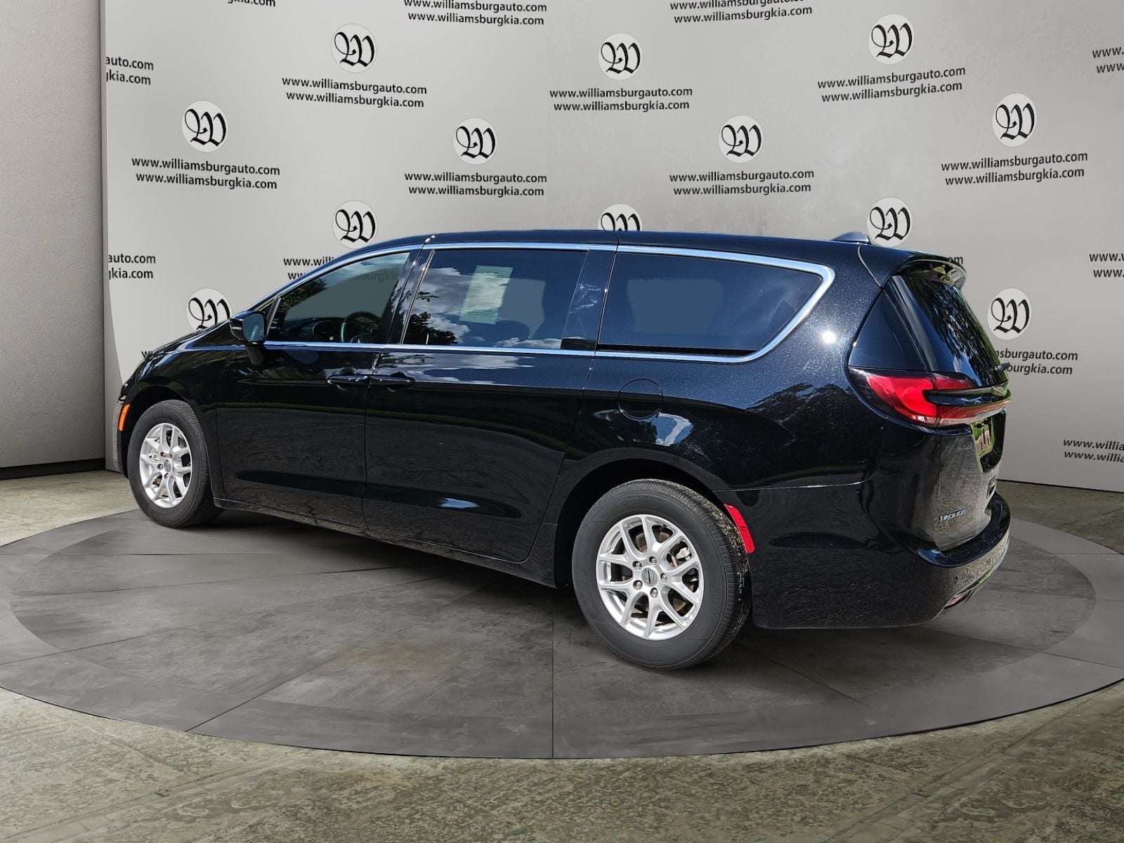 2025 Chrysler Pacifica Select Photo in Williamsburg VA 23185