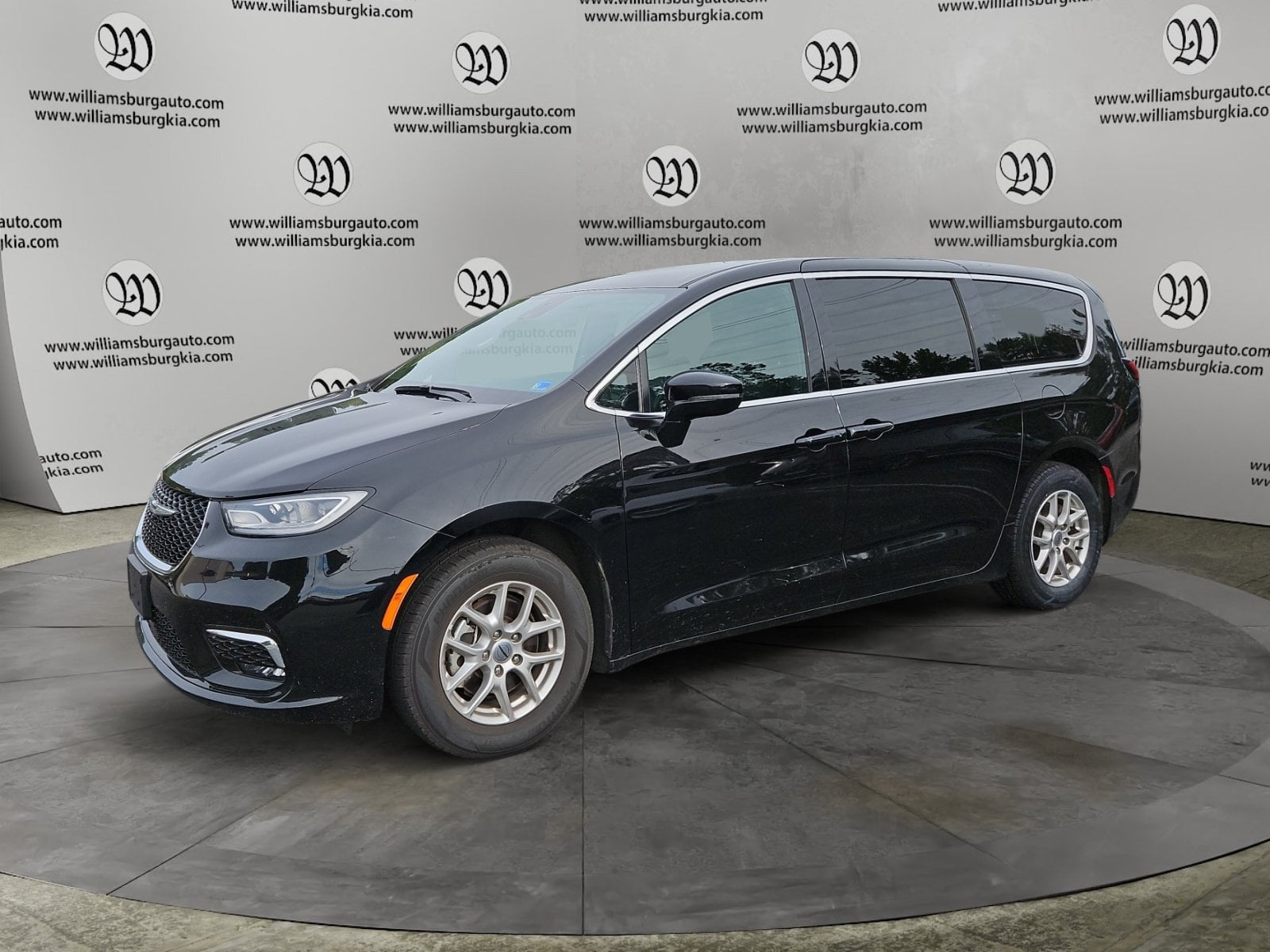2025 Chrysler Pacifica Select Photo in Williamsburg VA 23185